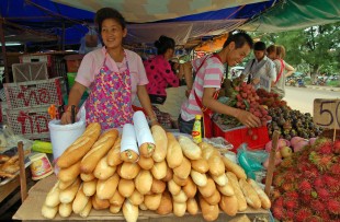 Food_vendors_in_Laos_Wiki